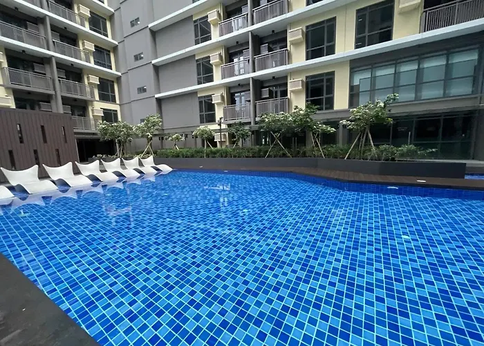 Lovely 2br Near Airport, Solaire, & Okada - 6pax Apartamento *